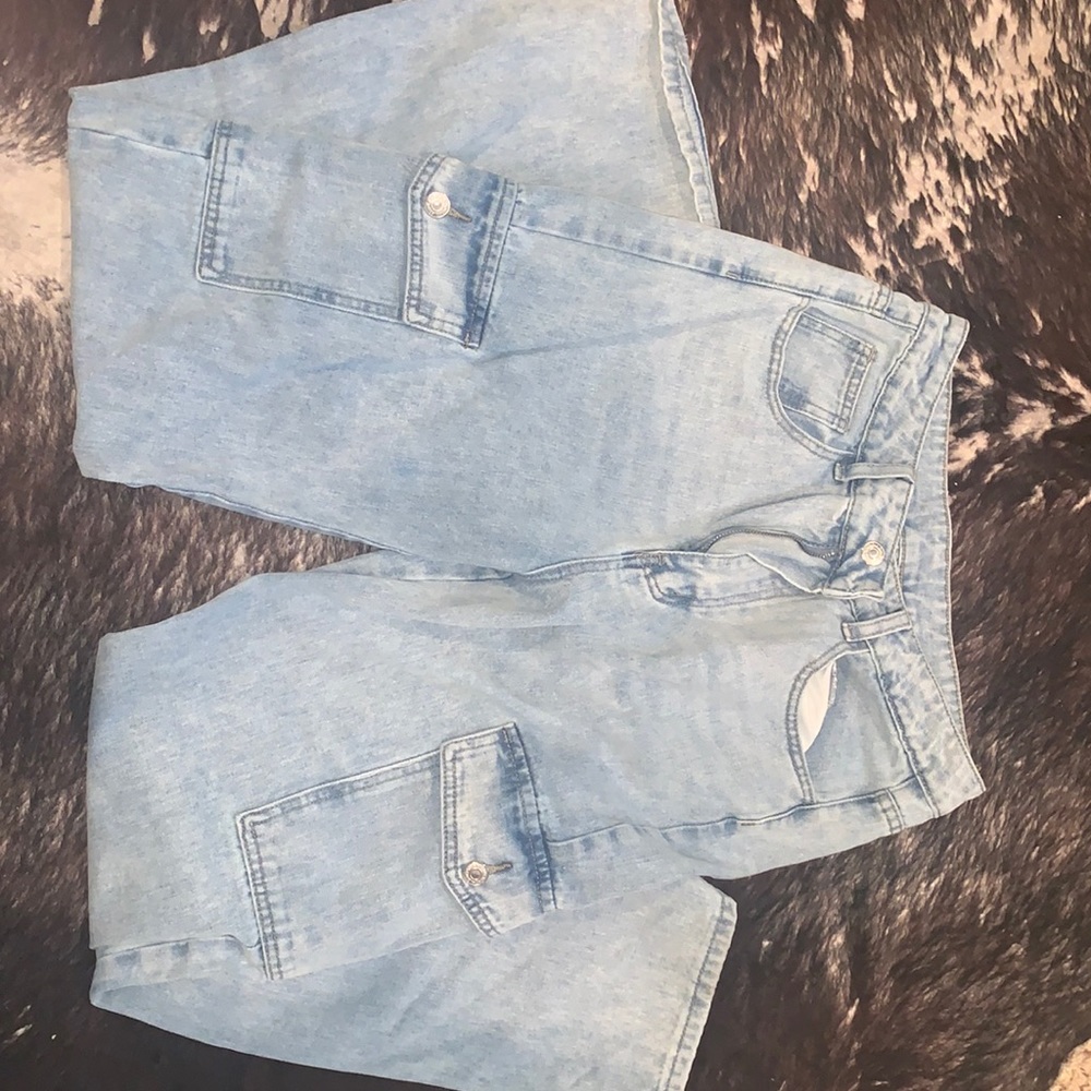 Light Denim Baggy Jeans with Satchel Pockets!
